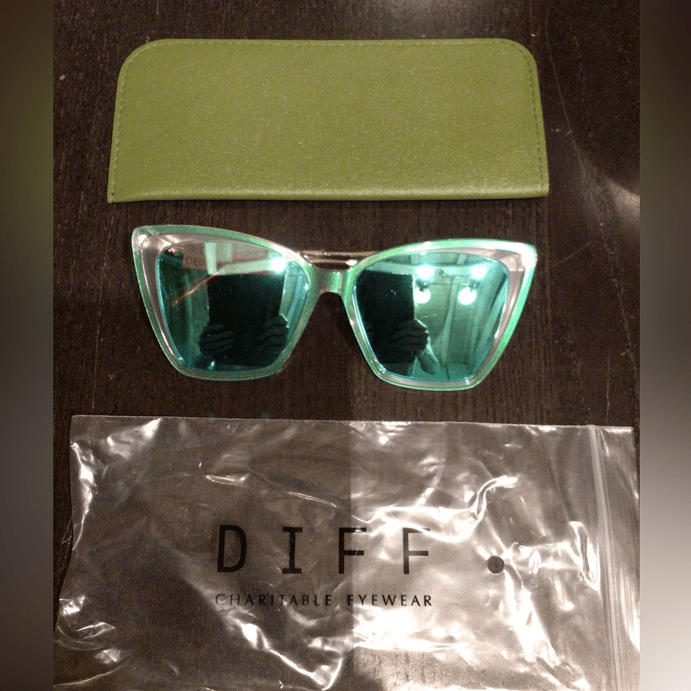 NEW! DIFF Bella II rare colorbGreen Cat-Eye Sunglasses